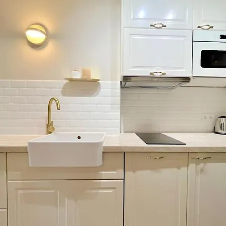 Newly Renovated 2 Bedroom Apartment