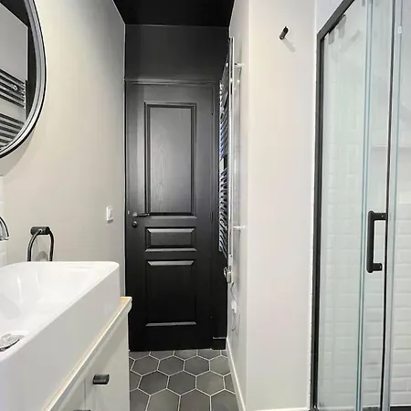 Newly Renovated 2 Bedroom Apartment